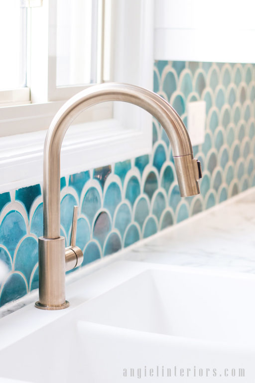 Delta champagne gold faucet and fishscale ceramic tiles backsplash