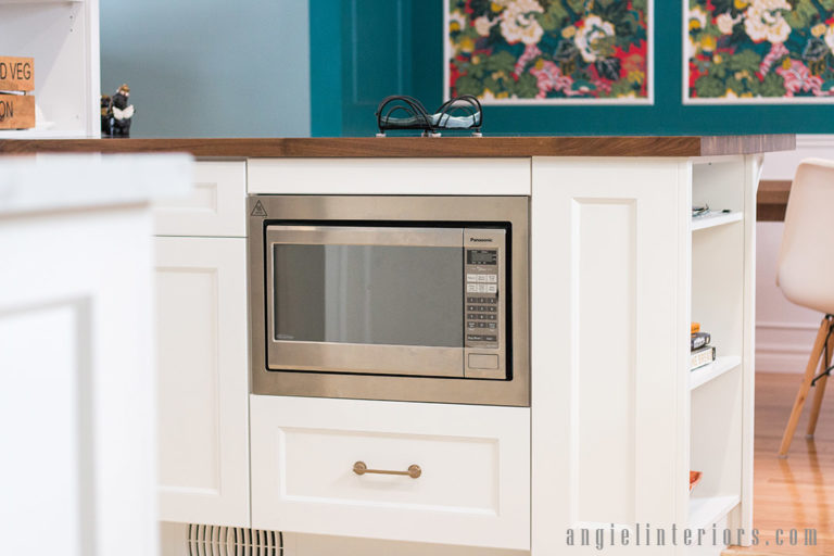 Shaker style white kitchen cabinets, microwave i peninsula