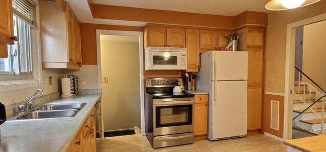 Outdated kitchen before makeover