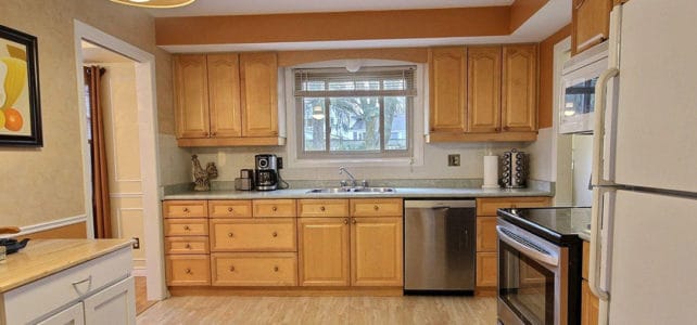 Outdated kitchen before makeover