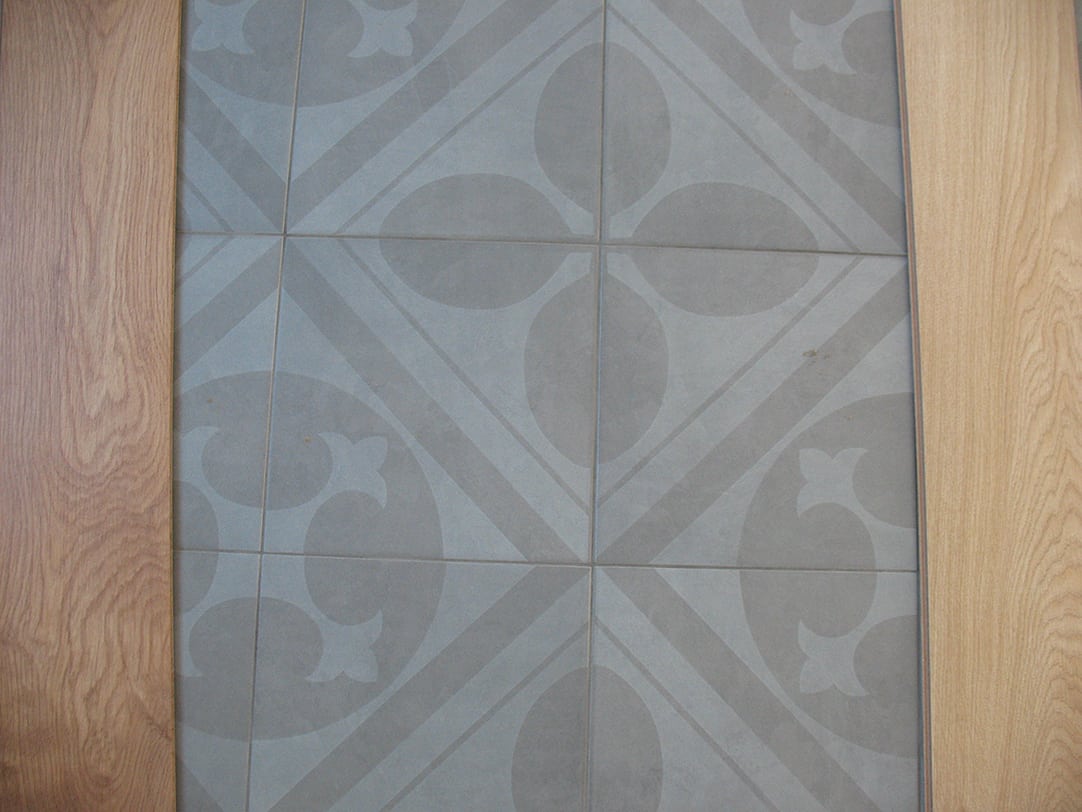laminate floor and gray patterned tiles